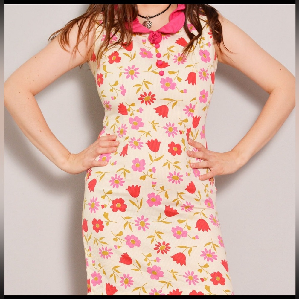 Red Pink Flowers Ribbed Mod Shift Dress - Picture 2 of 4